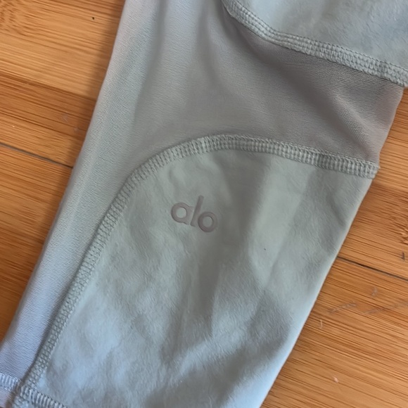 Alo yoga high waisted coast capri powder blue leggings - Picture 5 of 7